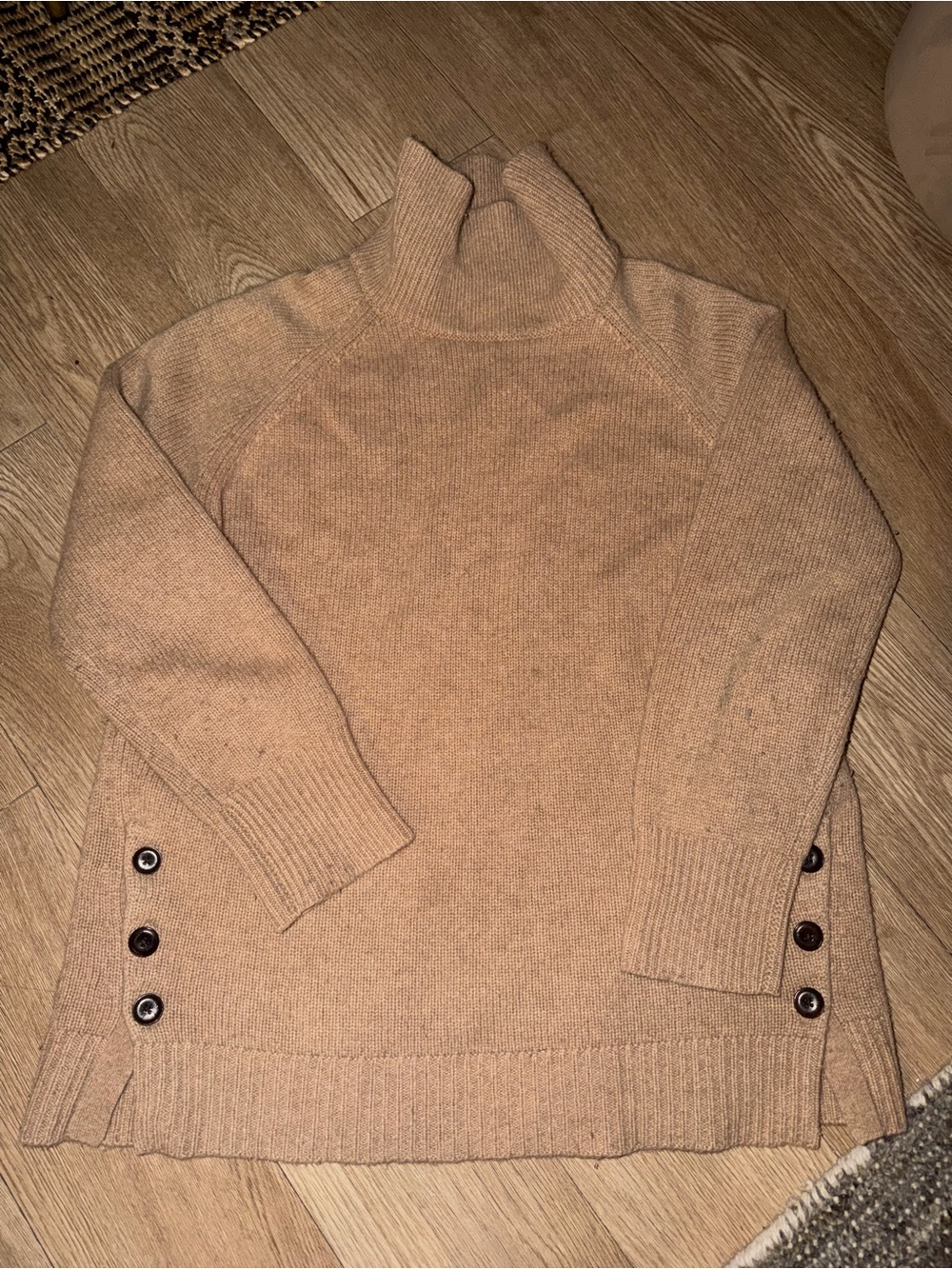 Women’s beige cashmere Turtleneck Button-Hem Sweater size large